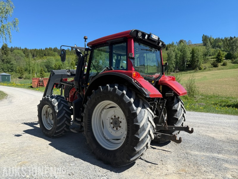 2013 Valtra 8670 traktor - Fjærende fremaksel - Hyttefjæring - 2 seter - Traktor: pilt 4 2013 Valtra 8670 traktor - Fjærende fremaksel - Hyttefjæring - 2 seter - Traktor: pilt 4