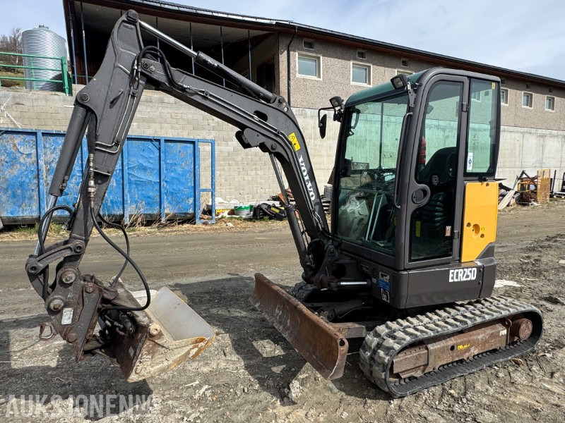 2013 Volvo ECR25D gravemaskin med 3 skuffer - Miniekskavaator: pilt 1 2013 Volvo ECR25D gravemaskin med 3 skuffer - Miniekskavaator: pilt 1