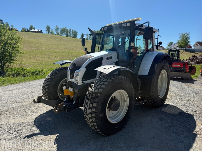 2015 Valtra N163 Unlimited Edition traktor - Hyttefjæring - 4 dobbelt virkende uttak - front PTO - 2 seter - Servicehistorikk - Traktor: pilt 1 2015 Valtra N163 Unlimited Edition traktor - Hyttefjæring - 4 dobbelt virkende uttak - front PTO - 2 seter - Servicehistorikk - Traktor: pilt 1