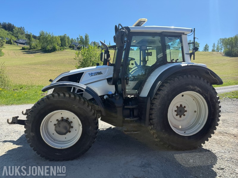 2015 Valtra N163 Unlimited Edition traktor - Hyttefjæring - 4 dobbelt virkende uttak - front PTO - 2 seter - Servicehistorikk - Traktor: pilt 2 2015 Valtra N163 Unlimited Edition traktor - Hyttefjæring - 4 dobbelt virkende uttak - front PTO - 2 seter - Servicehistorikk - Traktor: pilt 2