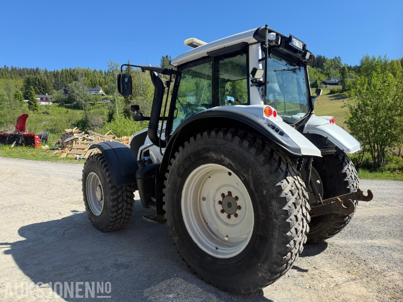 2015 Valtra N163 Unlimited Edition traktor - Hyttefjæring - 4 dobbelt virkende uttak - front PTO - 2 seter - Servicehistorikk - Traktor: pilt 3 2015 Valtra N163 Unlimited Edition traktor - Hyttefjæring - 4 dobbelt virkende uttak - front PTO - 2 seter - Servicehistorikk - Traktor: pilt 3