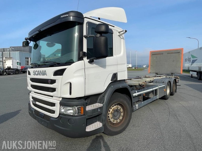 2016 Scania P370 LB6x2 lastebil med lift/løftebord - 3-akslet - Kamera - 208601 km. - Konteinerveduk/ Tõstukiga veoauto: pilt 1 2016 Scania P370 LB6x2 lastebil med lift/løftebord - 3-akslet - Kamera - 208601 km. - Konteinerveduk/ Tõstukiga veoauto: pilt 1
