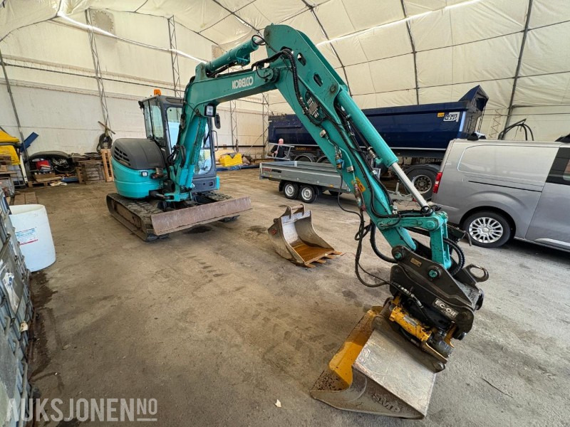 2018 Kobelco SK55SRX-6 - 2 skuffer - tiltrotator - sertifisert til 10/25 - 3 663 motortimer - Ekskavaator: pilt 2 2018 Kobelco SK55SRX-6 - 2 skuffer - tiltrotator - sertifisert til 10/25 - 3 663 motortimer - Ekskavaator: pilt 2