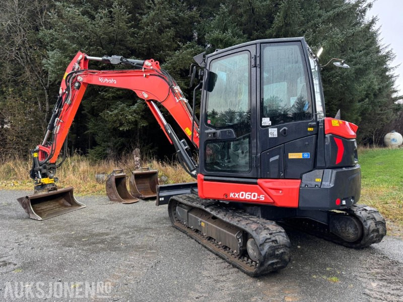 2022 Kubota KX060-5 - 5 tonns gravemaskin med gummibelter - Tiltrotator - Sentralsmøring - Bunkringspumpe og 3 skuffer - Ekskavaator: pilt 3 2022 Kubota KX060-5 - 5 tonns gravemaskin med gummibelter - Tiltrotator - Sentralsmøring - Bunkringspumpe og 3 skuffer - Ekskavaator: pilt 3
