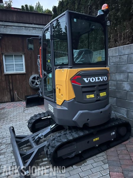 2023 Volvo ECR25D minigraver 9,5 time med NYTT utstyr pigghammer 3 skuffer og smørepistol - Miniekskavaator: pilt 5 2023 Volvo ECR25D minigraver 9,5 time med NYTT utstyr pigghammer 3 skuffer og smørepistol - Miniekskavaator: pilt 5