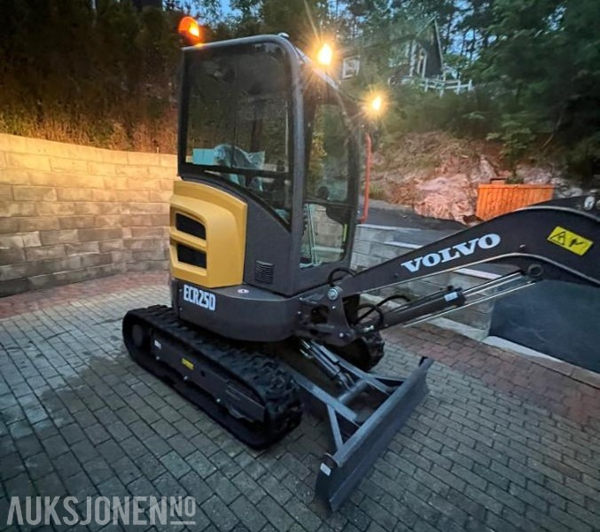 2023 Volvo ECR25D minigraver 9,5 time med NYTT utstyr pigghammer 3 skuffer og smørepistol - Miniekskavaator: pilt 4 2023 Volvo ECR25D minigraver 9,5 time med NYTT utstyr pigghammer 3 skuffer og smørepistol - Miniekskavaator: pilt 4
