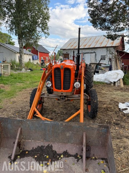 Fiat 411r med bakmontert skjær og frontlaster - Traktor: pilt 3 Fiat 411r med bakmontert skjær og frontlaster - Traktor: pilt 3