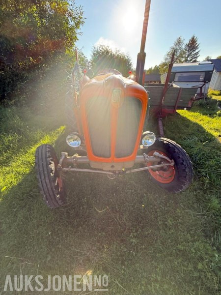 Fiat 411r med bakmontert skjær og frontlaster - Traktor: pilt 2 Fiat 411r med bakmontert skjær og frontlaster - Traktor: pilt 2