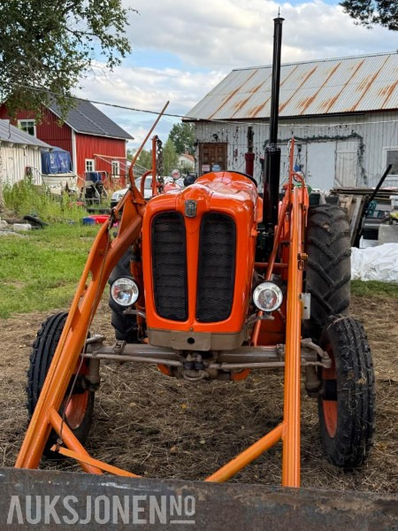 Fiat 411r med bakmontert skjær og frontlaster - Traktor: pilt 4 Fiat 411r med bakmontert skjær og frontlaster - Traktor: pilt 4