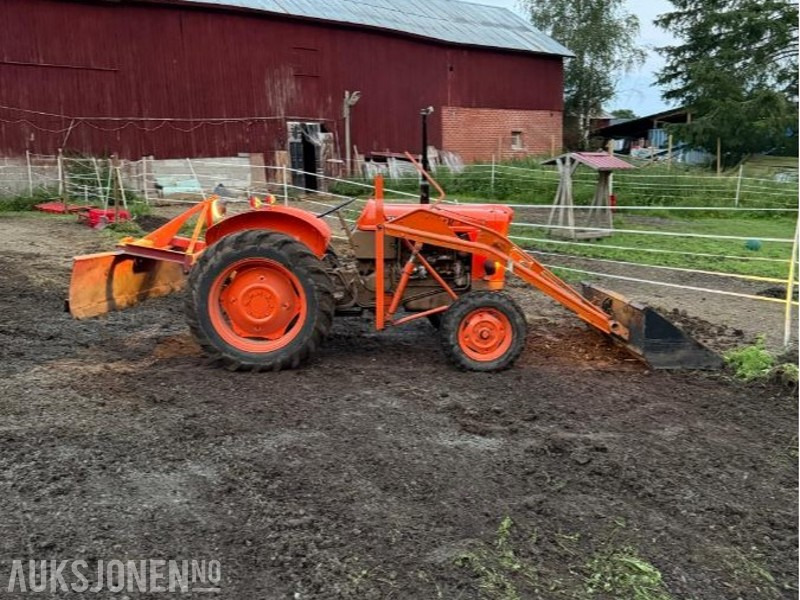 Fiat 411r med bakmontert skjær og frontlaster - Traktor: pilt 1 Fiat 411r med bakmontert skjær og frontlaster - Traktor: pilt 1