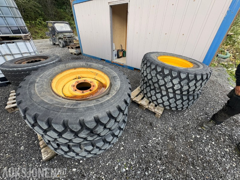 1995 Volvo Komplette hjulsett 17.5R25 for hjullaster - Lisaseade - Ehitusmasinad: pilt 1 1995 Volvo Komplette hjulsett 17.5R25 for hjullaster - Lisaseade - Ehitusmasinad: pilt 1