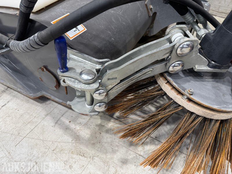 2009 Andre Holms SU-1,5 - 150cm feiemaskin / kost med trimafeste og sidebørste, lite brukt! - Lisaseade - Ehitusmasinad: pilt 5 2009 Andre Holms SU-1,5 - 150cm feiemaskin / kost med trimafeste og sidebørste, lite brukt! - Lisaseade - Ehitusmasinad: pilt 5