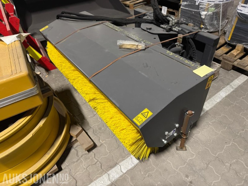 2018 Manitou Hyd Angeled Broom - Hydraulisk sving kost - Lisaseade - Ehitusmasinad: pilt 3 2018 Manitou Hyd Angeled Broom - Hydraulisk sving kost - Lisaseade - Ehitusmasinad: pilt 3