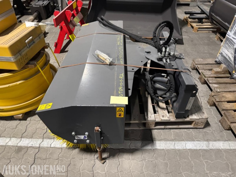 2018 Manitou Hyd Angeled Broom - Hydraulisk sving kost - Lisaseade - Ehitusmasinad: pilt 2 2018 Manitou Hyd Angeled Broom - Hydraulisk sving kost - Lisaseade - Ehitusmasinad: pilt 2