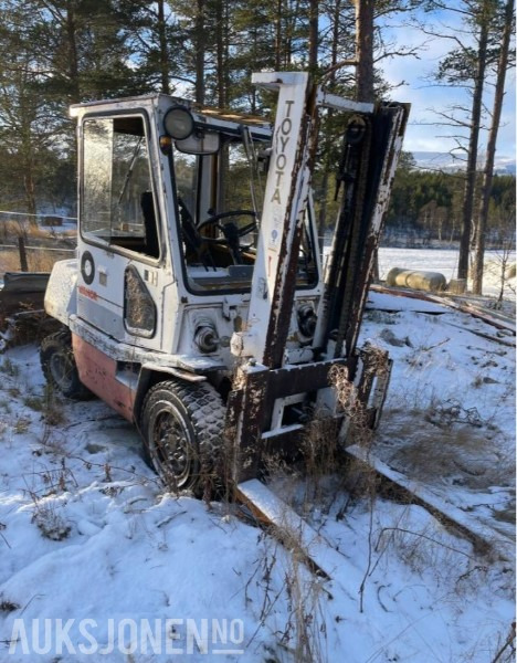 1980 Toyota Truck reparasjonsobjekt - Materjali käitlemise seade: pilt 1 1980 Toyota Truck reparasjonsobjekt - Materjali käitlemise seade: pilt 1