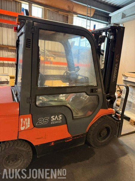 2000 Toyota 62-7FDF25 Gaffeltruck - Materjali käitlemise seade: pilt 2 2000 Toyota 62-7FDF25 Gaffeltruck - Materjali käitlemise seade: pilt 2