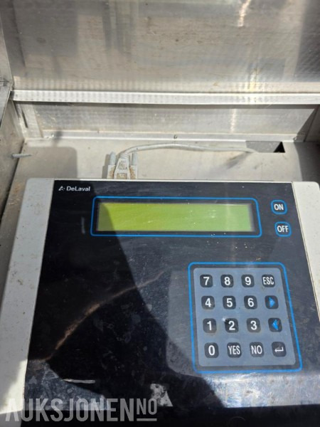 2006 Delaval CF150 Kalvefôringsautomat - En side for melk og en side for kraftfor. - Põllutööseade: pilt 1 2006 Delaval CF150 Kalvefôringsautomat - En side for melk og en side for kraftfor. - Põllutööseade: pilt 1
