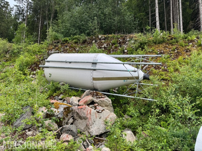 2014 2 stk Furab 26 m³ glassfibersiloer med innblåsingsrør og Flex90 kraftforskruer - Põllutööseade: pilt 1 2014 2 stk Furab 26 m³ glassfibersiloer med innblåsingsrør og Flex90 kraftforskruer - Põllutööseade: pilt 1