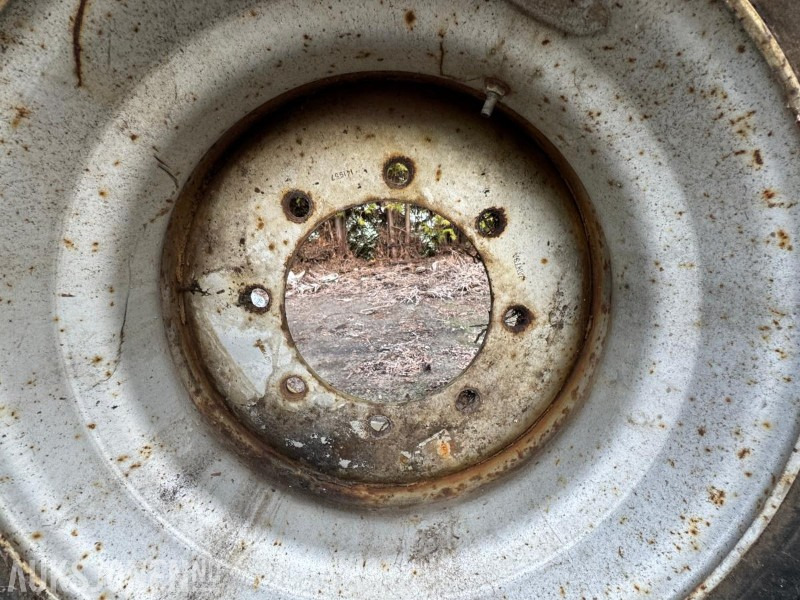 Dekk og felg 445/45 R19.5 – 8 bolta - Põllutööseade: pilt 3 Dekk og felg 445/45 R19.5 – 8 bolta - Põllutööseade: pilt 3