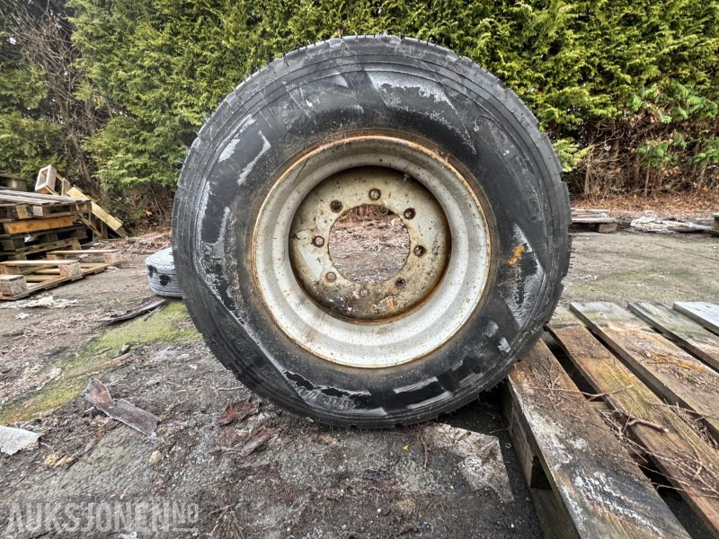 Dekk og felg 445/45 R19.5 – 8 bolta - Põllutööseade: pilt 1 Dekk og felg 445/45 R19.5 – 8 bolta - Põllutööseade: pilt 1