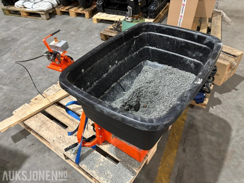 Sandspreder til traktor. 3punktfeste. Prototype - Põllutööseade: pilt 1 Sandspreder til traktor. 3punktfeste. Prototype - Põllutööseade: pilt 1