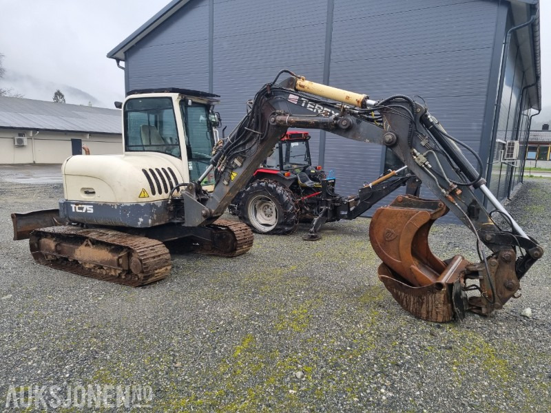 Terex TC75- Terex TC75 - hydraulisk puss, graveskuffe, skjær, to-delt bom. - Ekskavaator: pilt 1 Terex TC75- Terex TC75 - hydraulisk puss, graveskuffe, skjær, to-delt bom. - Ekskavaator: pilt 1