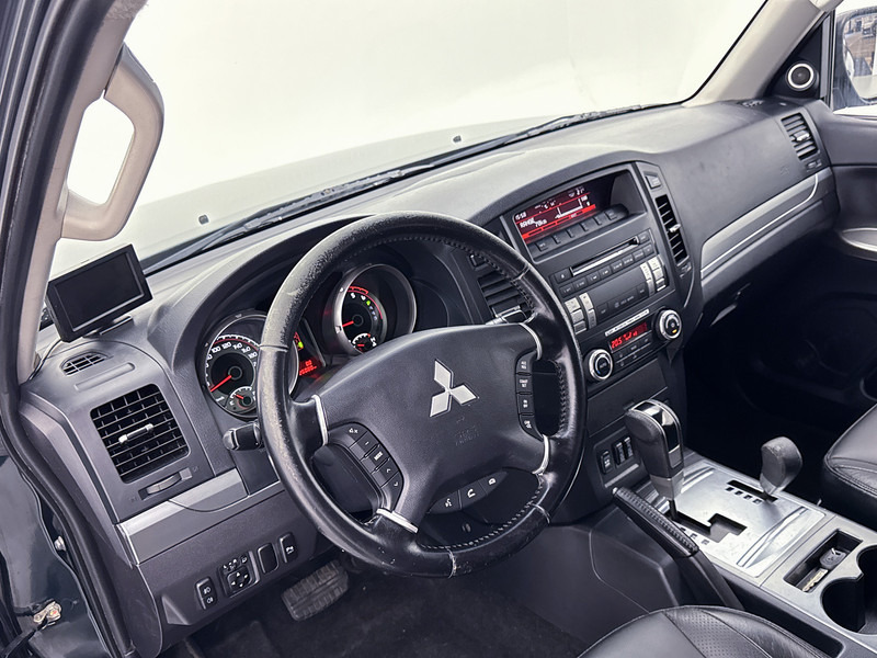 Mitsubishi Pajero 3.2 DI-D Instyle High Roof Van Grijs kenteken Automaat Climate control Trekhaak 3000KG - Tarbesõiduk: pilt 5 Mitsubishi Pajero 3.2 DI-D Instyle High Roof Van Grijs kenteken Automaat Climate control Trekhaak 3000KG - Tarbesõiduk: pilt 5
