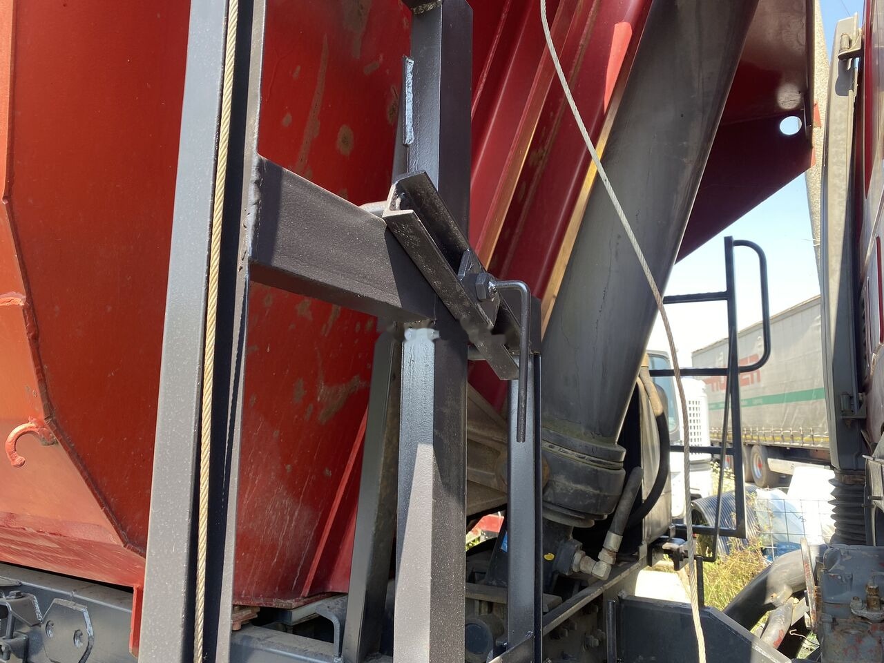 Hyva HARDOX 6x4 BENA basculabila CA NOUA - Madelkasti: pilt 4 Hyva HARDOX 6x4 BENA basculabila CA NOUA - Madelkasti: pilt 4