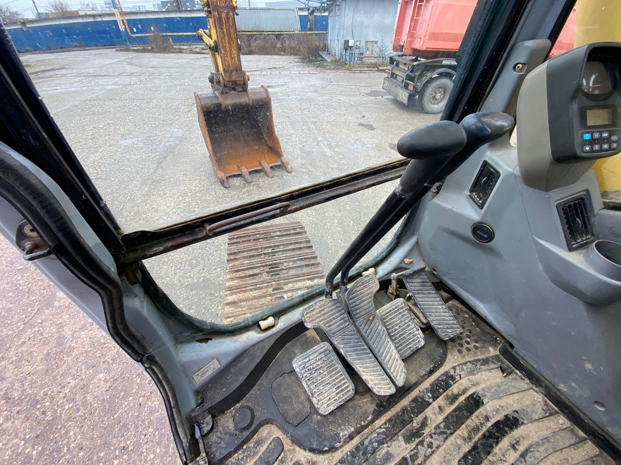 New Holland Kobelco E 215 22 T Klima - Lintekskavaator: pilt 5 New Holland Kobelco E 215 22 T Klima - Lintekskavaator: pilt 5