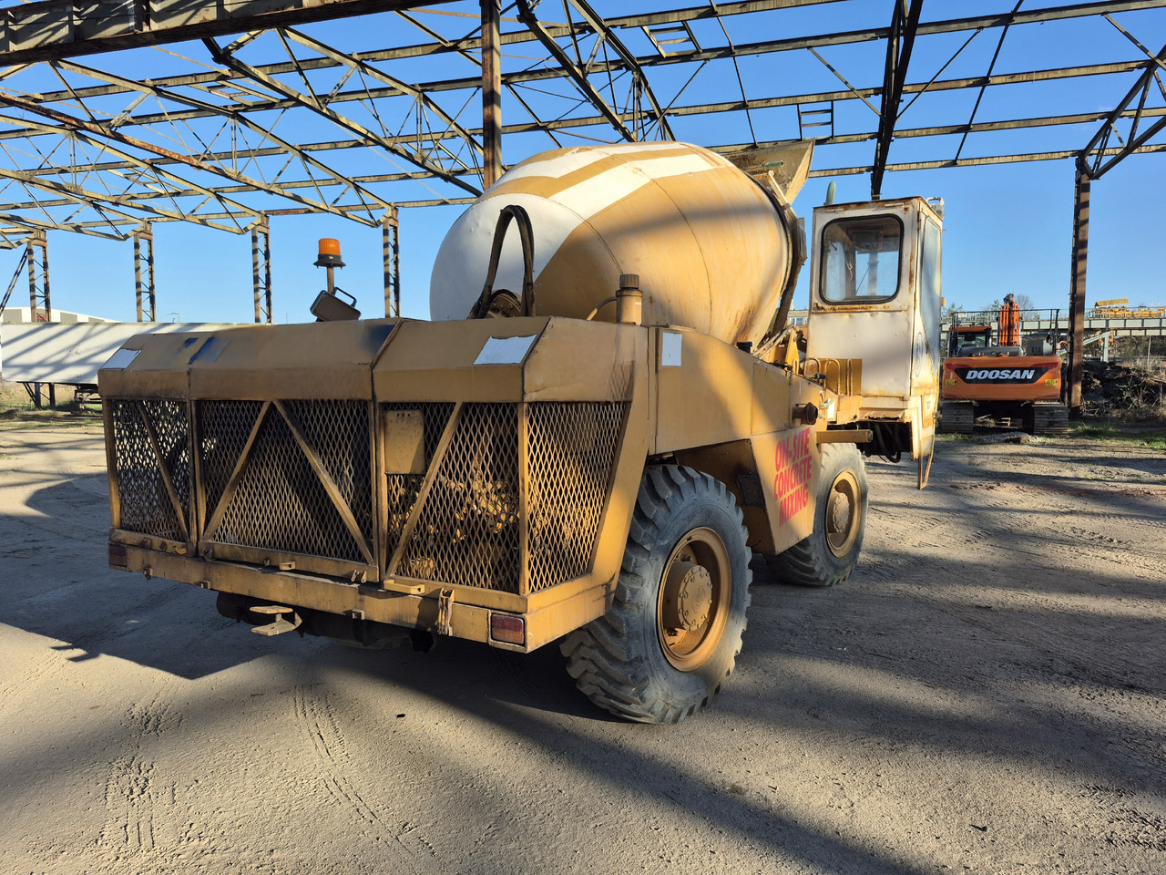ULTRANAZZ M37E - Autobetoonisegisti: pilt 3 ULTRANAZZ M37E - Autobetoonisegisti: pilt 3