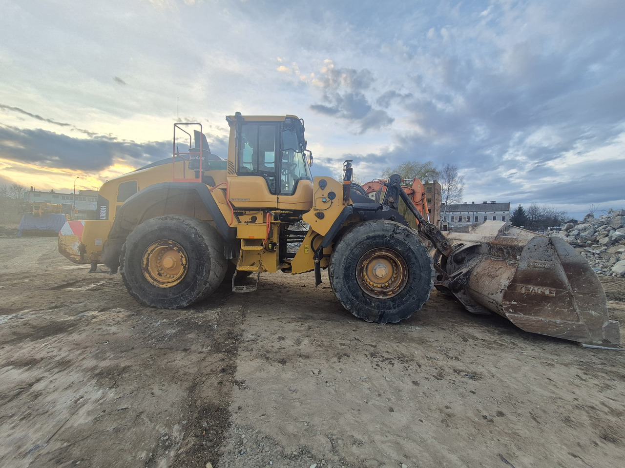 Rataslaadur VOLVO L180H: pilt 6
