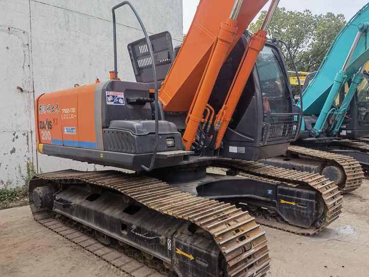 Used excavator Hitachi 20 ton original Japan Hitachi ZX200-3 ZX200-5G EX200-5 ZX240 Excavator FOR SALE - Ekskavaator: pilt 4 Used excavator Hitachi 20 ton original Japan Hitachi ZX200-3 ZX200-5G EX200-5 ZX240 Excavator FOR SALE - Ekskavaator: pilt 4