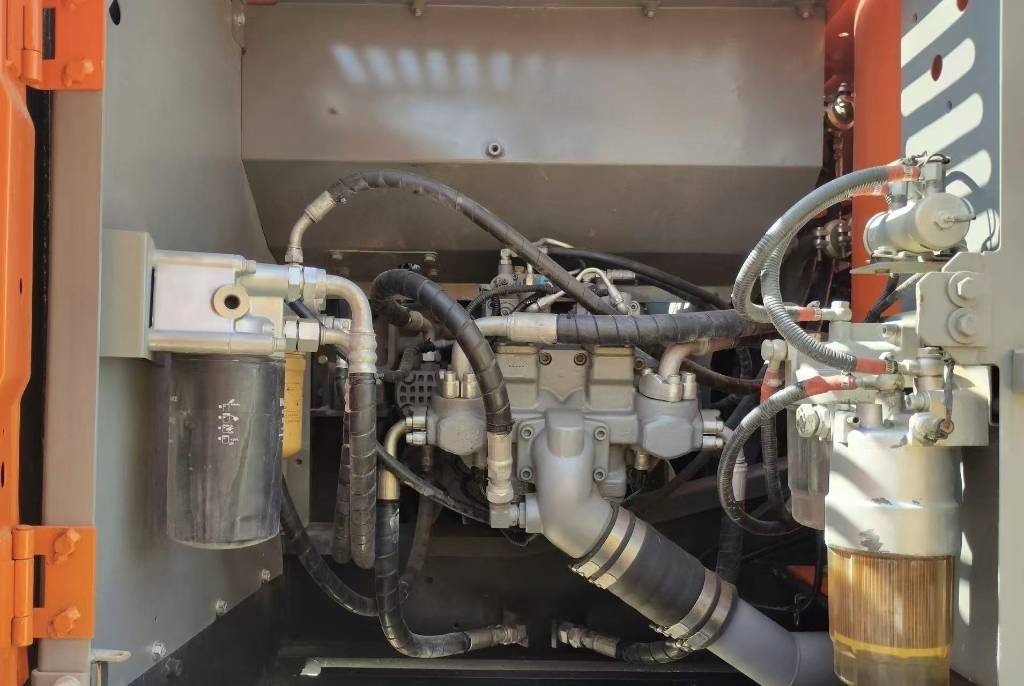 Hitachi ZX 240 - Lintekskavaator: pilt 2 Hitachi ZX 240 - Lintekskavaator: pilt 2