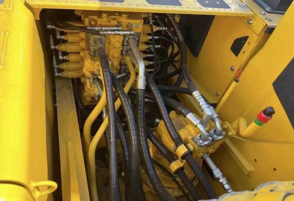 Komatsu PC 200-8 - Lintekskavaator: pilt 3 Komatsu PC 200-8 - Lintekskavaator: pilt 3
