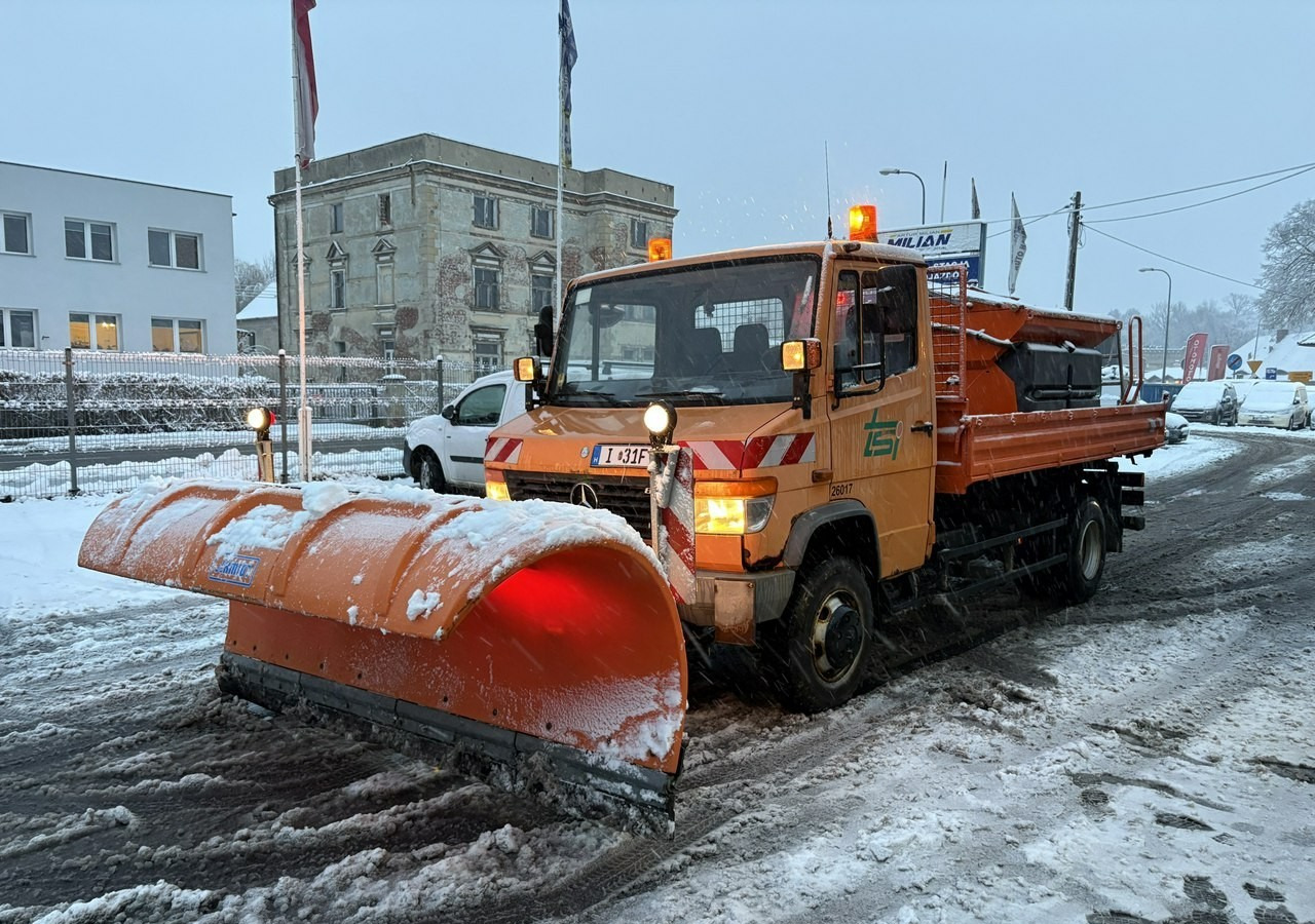 Mercedes-Benz Inny Mercedes-Benz Mercedes Vario 815 Wywrotka 4X4 2004 Pług posypywarka odśnieżarka - Lumekoristusmasina: pilt 1 Mercedes-Benz Inny Mercedes-Benz Mercedes Vario 815 Wywrotka 4X4 2004 Pług posypywarka odśnieżarka - Lumekoristusmasina: pilt 1