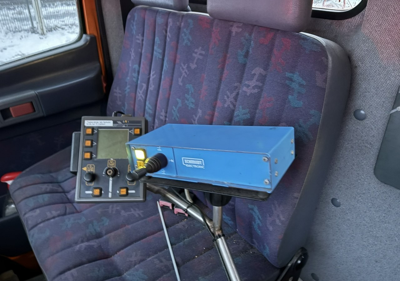 Mercedes-Benz Inny Mercedes-Benz Mercedes Vario 815 Wywrotka 4X4 2004 Pług posypywarka odśnieżarka - Lumekoristusmasina: pilt 4 Mercedes-Benz Inny Mercedes-Benz Mercedes Vario 815 Wywrotka 4X4 2004 Pług posypywarka odśnieżarka - Lumekoristusmasina: pilt 4