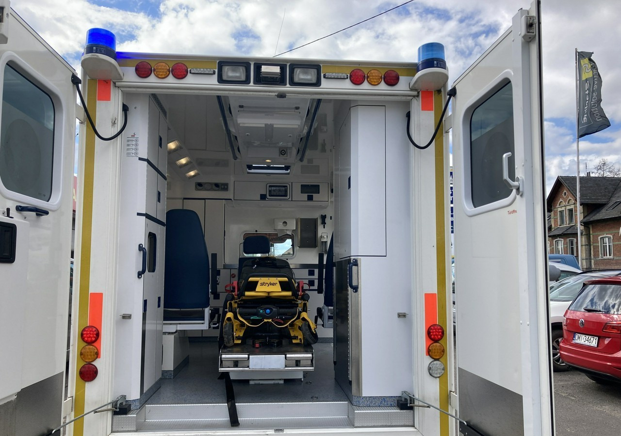 Mercedes-Benz Sprinter Sprinter 519 Karetka 4X4 Ambulans MODEL 2017 - Kiirabiauto: pilt 2 Mercedes-Benz Sprinter Sprinter 519 Karetka 4X4 Ambulans MODEL 2017 - Kiirabiauto: pilt 2