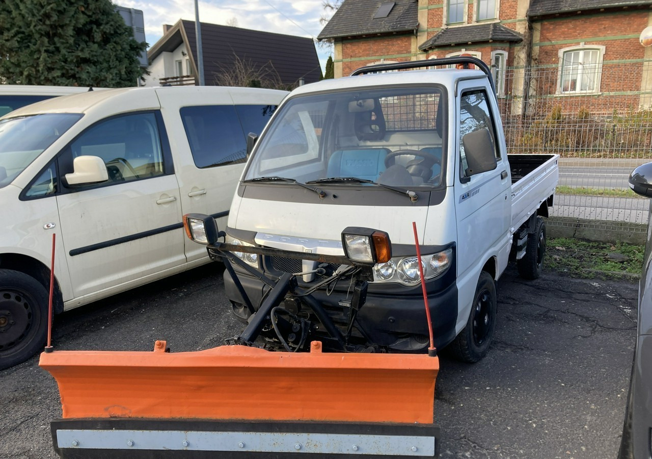 Piaggio Piaggio Porter 4X4 Skrzynia odśnieżarka Pług 2011 - Lumekoristusmasina: pilt 1 Piaggio Piaggio Porter 4X4 Skrzynia odśnieżarka Pług 2011 - Lumekoristusmasina: pilt 1