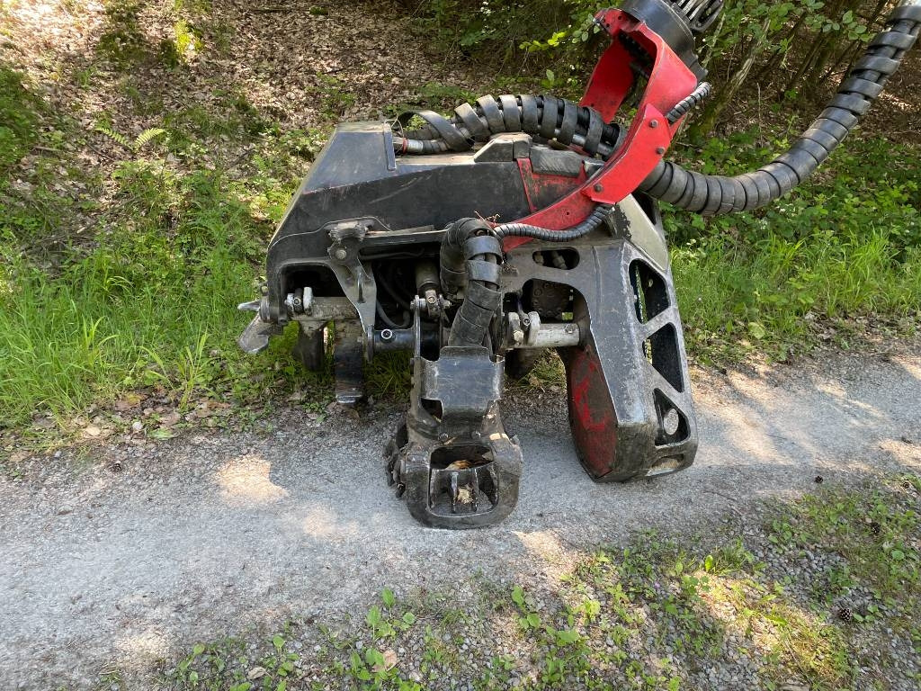 Komatsu C124 - Raiepäised: pilt 1 Komatsu C124 - Raiepäised: pilt 1