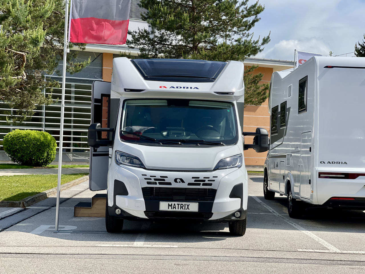 ADRIA Matrix axess 650SL - Poolintegreeritud matkaauto: pilt 1 ADRIA Matrix axess 650SL - Poolintegreeritud matkaauto: pilt 1