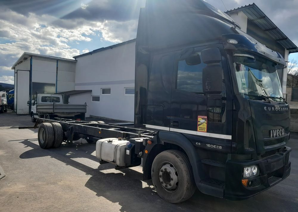 Iveco EUROCARGO 160E28 RAMA DO ZABUDOWY/ LAWETA / MANUAL / - Tent veoauto: pilt 2 Iveco EUROCARGO 160E28 RAMA DO ZABUDOWY/ LAWETA / MANUAL / - Tent veoauto: pilt 2