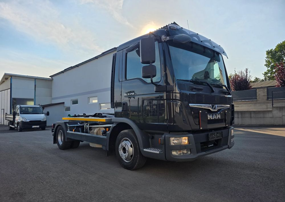 MAN TGL 12.250 nowe urządzenie hakowe SKIBICKI HKS 8/3300 ATEGO / TGM - Konkstõstukiga veoauto: pilt 1 MAN TGL 12.250 nowe urządzenie hakowe SKIBICKI HKS 8/3300 ATEGO / TGM - Konkstõstukiga veoauto: pilt 1