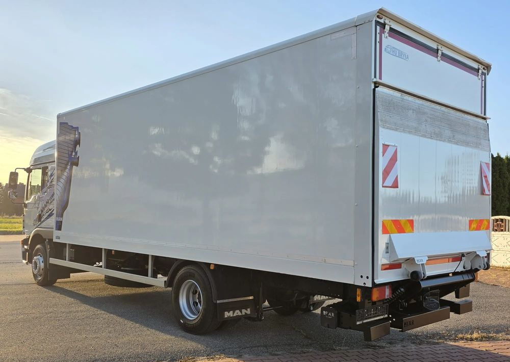 MAN TGM 15.290 / TGL / KONTENER / IZOTERMA / WINDA / KLIMA POSTOJOWA / 2019R / EURO 6 / PEŁEN SERWIS / 8200KG ŁADOWNOŚĆ / SPROWADZONY / ZADBANY / JAK NOWY / KSIĄŻKA SERWISOWA / E6 / 18 PALET - Kasti veoauto: pilt 4 MAN TGM 15.290 / TGL / KONTENER / IZOTERMA / WINDA / KLIMA POSTOJOWA / 2019R / EURO 6 / PEŁEN SERWIS / 8200KG ŁADOWNOŚĆ / SPROWADZONY / ZADBANY / JAK NOWY / KSIĄŻKA SERWISOWA / E6 / 18 PALET - Kasti veoauto: pilt 4