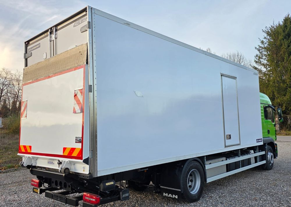 MAN TGM 18.320 / 18.290 / 15.290 / IZOTERMA / WINDA / 19PALET / E6 / 08.2018 / LIFT / SPROWADZONY / AUTOMAT / SYPIALKA / PIERWSZY WŁAŚCICIEL / BOCZNE DRZWI / STAN BARDZO DOBRY - Külmutiga veoauto: pilt 4 MAN TGM 18.320 / 18.290 / 15.290 / IZOTERMA / WINDA / 19PALET / E6 / 08.2018 / LIFT / SPROWADZONY / AUTOMAT / SYPIALKA / PIERWSZY WŁAŚCICIEL / BOCZNE DRZWI / STAN BARDZO DOBRY - Külmutiga veoauto: pilt 4