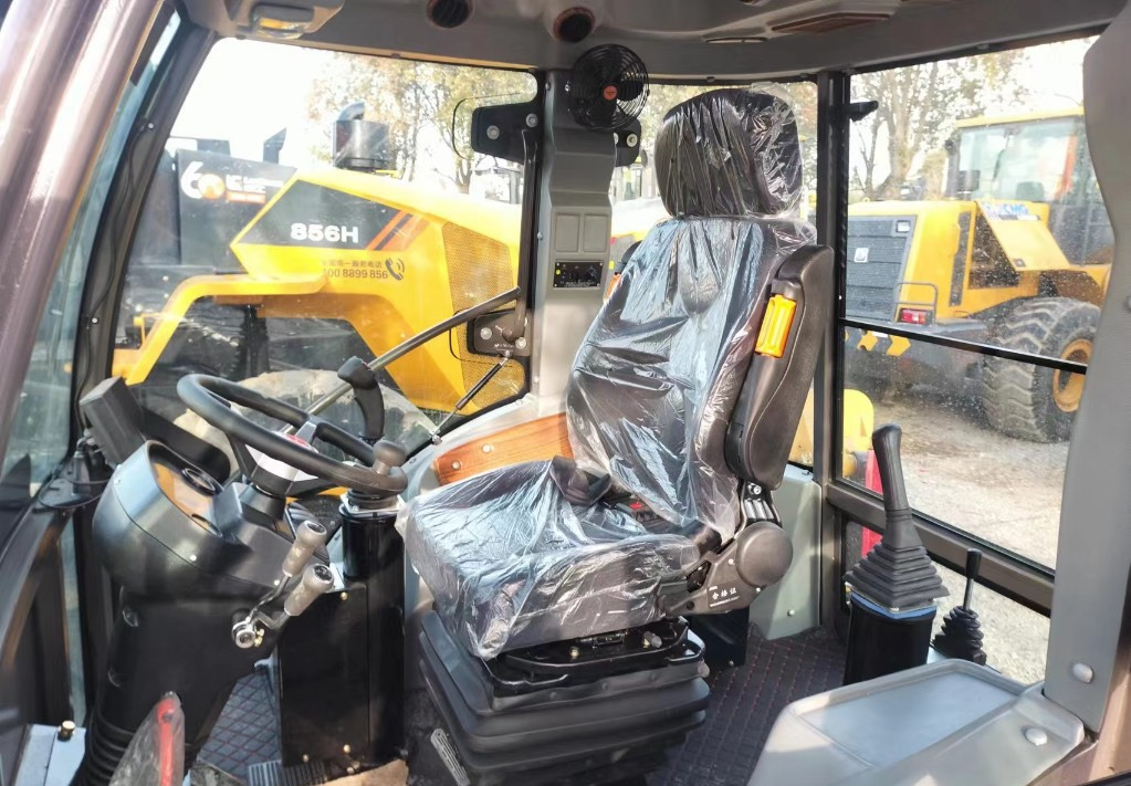 CAT 420 F Caterpillar 420F backhoe loader - Ekskavaator-laadur: pilt 4 CAT 420 F Caterpillar 420F backhoe loader - Ekskavaator-laadur: pilt 4