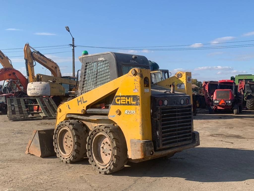 Gehl R 220 - Kompaktlaadur: pilt 3 Gehl R 220 - Kompaktlaadur: pilt 3