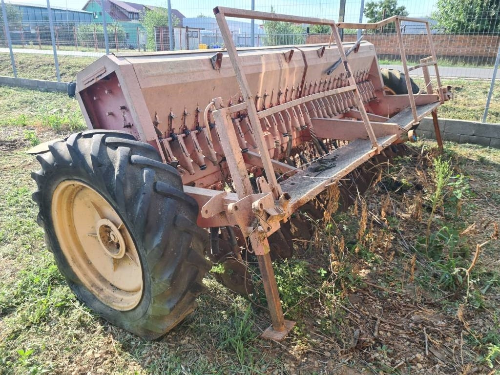 Kuhn 4M - Kombain-külvimasin: pilt 2 Kuhn 4M - Kombain-külvimasin: pilt 2