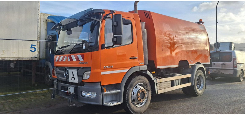 Mercedes-Benz Atego 1524 2 6-Zyl. 4x2 - Tänavapühkimismasin: pilt 1 Mercedes-Benz Atego 1524 2 6-Zyl. 4x2 - Tänavapühkimismasin: pilt 1