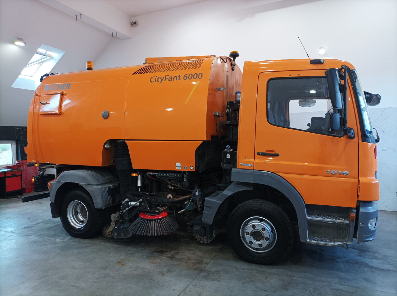 MERCEDES-BENZ Atego 1018 Zamiatarka Kehrmaschine BUCHER Szczotki L/R PM10 2 Silniki 2012r - Tänavapühkimismasin: pilt 5 MERCEDES-BENZ Atego 1018 Zamiatarka Kehrmaschine BUCHER Szczotki L/R PM10 2 Silniki 2012r - Tänavapühkimismasin: pilt 5