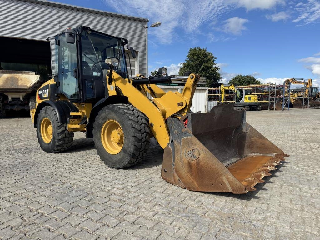 CAT 908M mit Klappschaufe und Palletengabeln - Rataslaadur: pilt 3 CAT 908M mit Klappschaufe und Palletengabeln - Rataslaadur: pilt 3